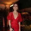 Roberta Sá escolheu um vestido vermelho para a festa do 26º Prêmio da Música Brasileira, que aconteceu no Theatro Municipal, no Centro do Rio de Janeiro