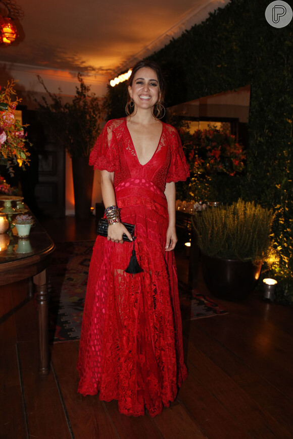 Roberta Sá escolheu um vestido vermelho para a festa do 26º Prêmio da Música Brasileira, que aconteceu no Theatro Municipal, no Centro do Rio de Janeiro