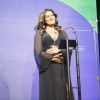 Dira Paes apresentou o 26º Prêmio da Música Brasileira e mostrou a barriguinha de quatro meses de gravidez