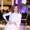 Sophia Abrahão escolheu um vestido branco para prestigiar lançamento de grife de joias em shopping de São Paulo