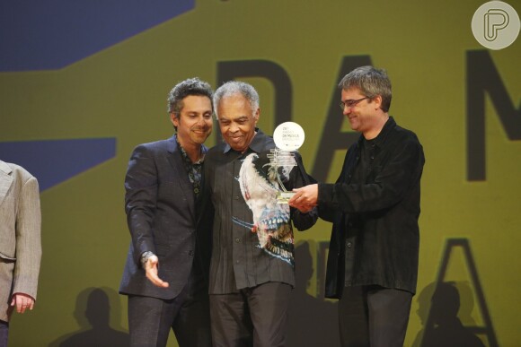 Alexandre Nero no palco da premiação com Gilberto Gil