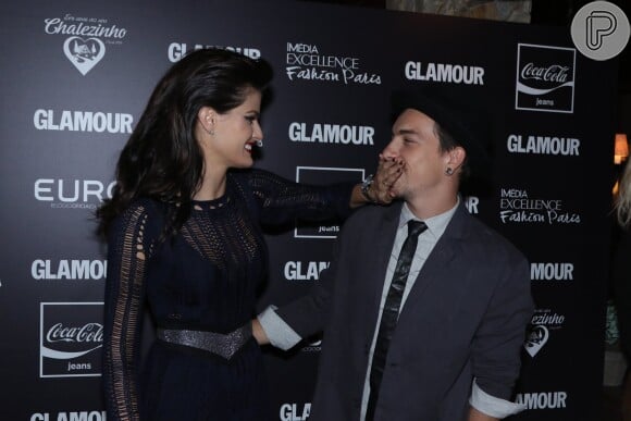 Di Ferrero e Isabeli Fontana trocaram olhares apaixonados durante o evento da revista 'Glamour' em comemoração ao Dia dos Namorados