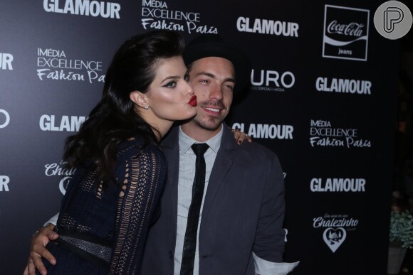 A top model, Isabeli Fontana posou ao lado do noivo Di Ferrero e brincou fazendo 'biquinho'