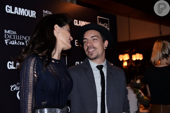 Sorridentes, Di Ferrero e Isabeli Fontana foram só chamegos em evento de Dia dos Namorados