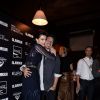 Di Ferrero e Isabeli Fontana trocaram um abraço pra lá de apertado no evento