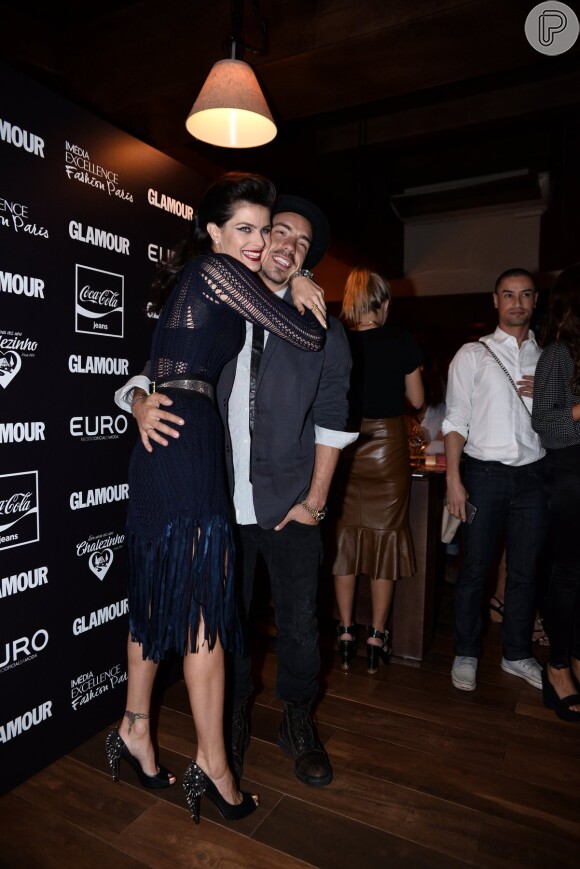 Di Ferrero e Isabeli Fontana trocaram um abraço pra lá de apertado no evento