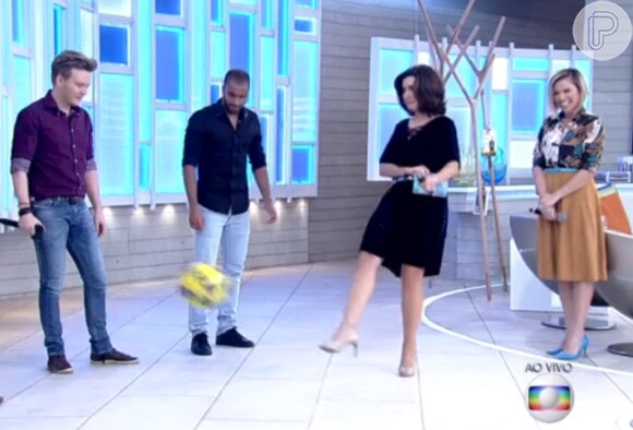 Fátima Bernardes mostrou pouca habilidade ao chutar bola durante o 'Encontro' desta quinta-feira, 11 de junho de 2015: 'De salto alto não dá'