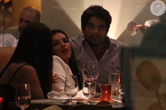 Mariana Rios e o namorado, Patrick Bulus, tiveram o namoro assumido após serem vistos jantando juntos em um restaurante no Rio de Janeiro em abril de 2014