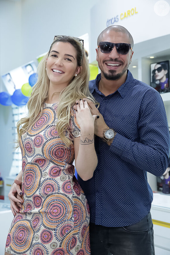 Aline Gotschalg e Fernando Medeiros participaram de um evento do Dia dos Namorados em uma ótica do Rio de Janeiro nesta quinta-feira, 11 de junho de 2015