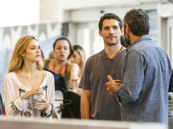 Júlia (Isabelle Drummond) e Felipe (Michel Noher) vão atrás de Miguel (Domingos Montagner) no aeroporto, na tentativa de convencê-lo a não embarcar para a Espanha, na novela 'Sete Vidas', em 15 de junho de 2015