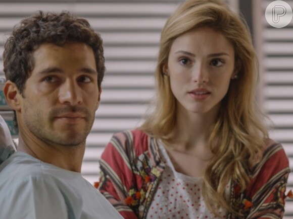 Júlia (Isabelle Drummond) e Felipe (Michel Noher) descobrem que Luzia está viva e vão falar com ela, que lhes entrega os diários de Catarina (Cláudia Netto), na novela 'Sete Vidas'