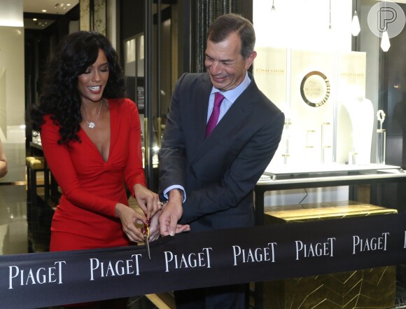 Taís Araújo participou da inauguração da loja de joias da Piaget em São Paulo