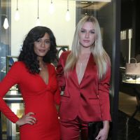 Fiorella Mattheis e Taís Araújo vão de looks vermelhos a evento: 'Sem combinar'