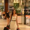 Bruna Marquezine aposta em vestidão para noite de compras no Rio