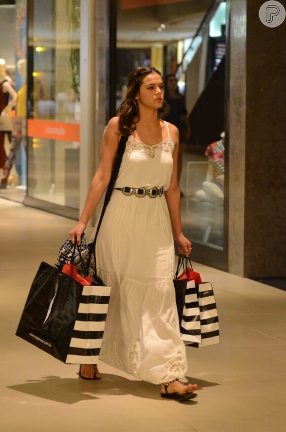 Bruna Marquezine aposta em vestidão para noite de compras no Rio, na noite desta quinta-feira, 11 de junho de 2015