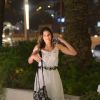 Bruna Marquezine aposta em vestidão para noite de compras no Rio