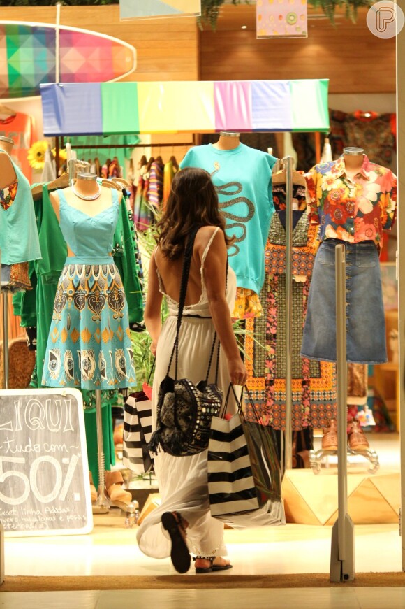 Bruna Marquezine visita loja em shopping no Rio e deixa local repleta de sacolas