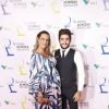 Luana Piovani exibiu o barrigão de cinco meses ao lado do marido, Pedro Scooby, no Prêmio da Música Brasileira. Atriz espera gêmeos