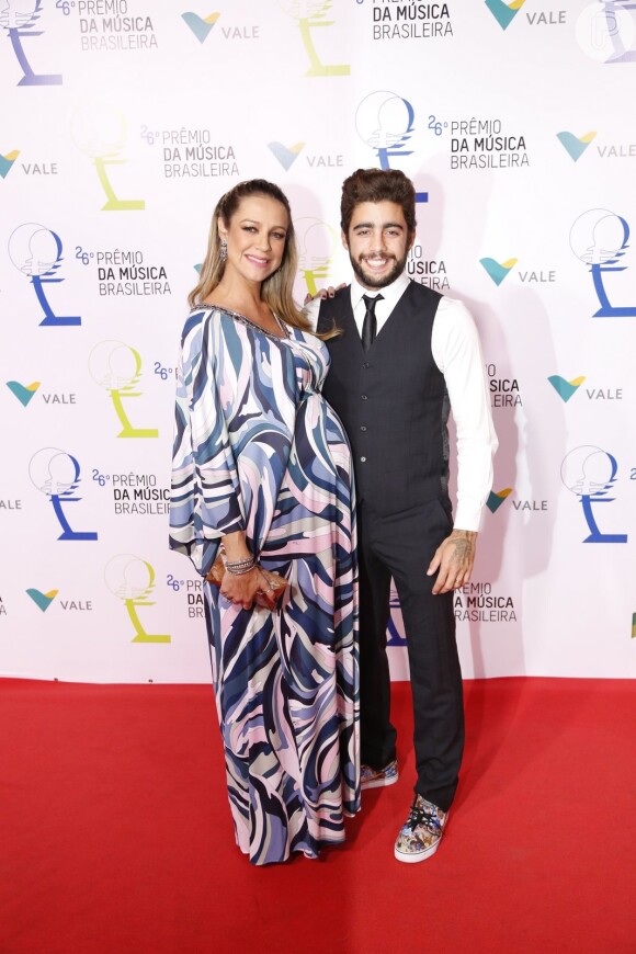 Luana Piovani exibiu o barrigão de cinco meses ao lado do marido, Pedro Scooby, no Prêmio da Música Brasileira. Atriz espera gêmeos