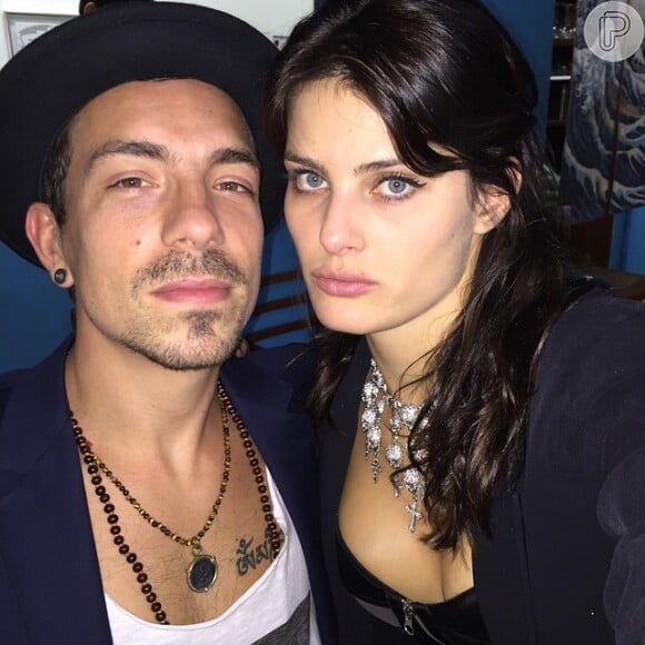 Di Ferrero postou foto com a noiva, Isabeli Fontana, e escreveu: 'Amor da vida!'