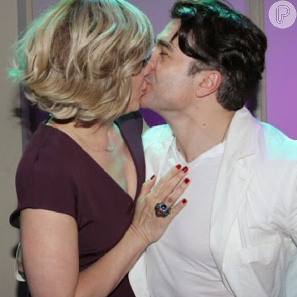 Claudia Raia publicou uma foto beijando o namorado, Jarbas Homem de Mello: 'Muito amor nesse dia de hoje. Feliz dia dos namorados, meu amor'