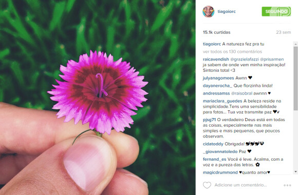Tiago Iorc assumiu seu lado romântico e afirmou que dá flores para a namorada Isabelle Drummond: 'Rosas, orquídeas... Depende da ocasião. E sempre que enconro uma florzinha pela rua, levo prara ela'