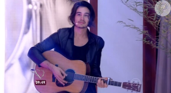 Tiago Iorc entrou no programa 'Mais Você' tocando violão e cantando a música "What a Wonderful World", tema de abertura da novela das seis 'Sete Vidas'
