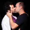 Os atores Gustavo Machado, que fez 'Em Família', e Marat Descartes também protagonizam um beijo em uma campanha antiga da revista
