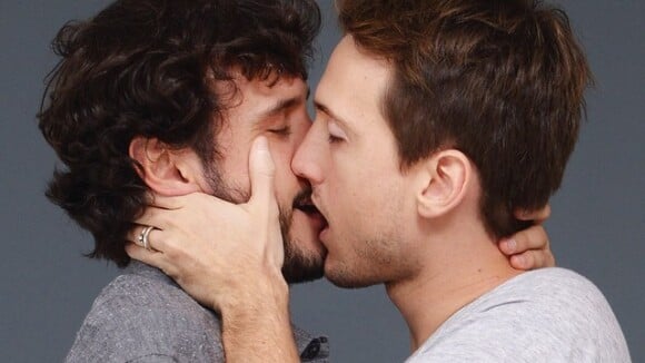 Ator Igor Angelkorte e mais famosos beijam pessoas do mesmo sexo em campanha