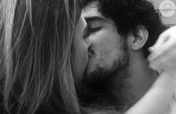 Renato Góes postou uma foto beijando a amada em homenagem ao Dia dos Namorados
