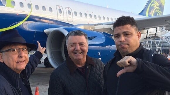 Avião com Ronaldo e Galvão Bueno passa por pane: 'Cheiro forte de fumaça'