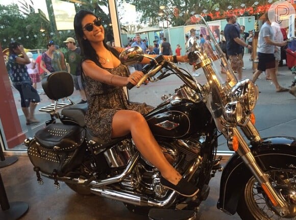 Amanda, do 'BBB15', visita Miami e posa em moto importada