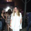 Monica Iozzi, sem o namorado, curte show com presença de famosos no Rio