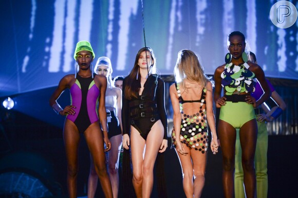 'Verdades Secretas': em desfile, Larissa (Grazi Massafera) joga óleo na passarela para Angel (Camila Queiroz) cair