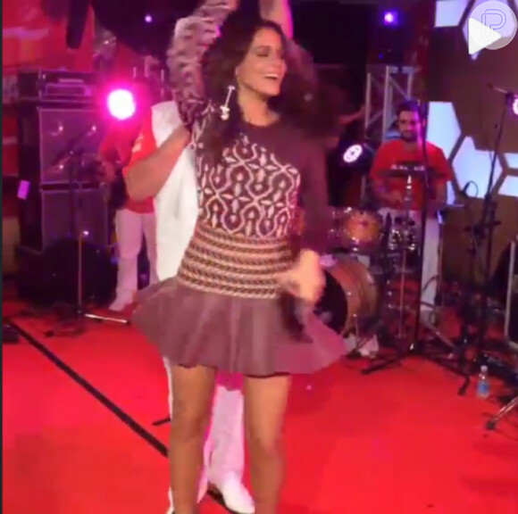 Bruna Marquezine se empolgou ao dançar 'Sandra Rosa Madalena' com Tiago Abravanel