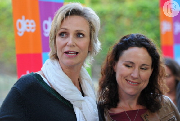 Atriz de Gleen, Jane Lynch posa ao lado da ex-mulher, Lara Embry
