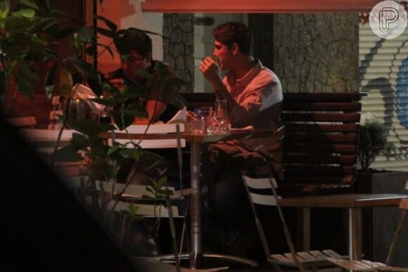 Rômulo Neto janta com amigo na Zona Sul do Rio de Janeiro