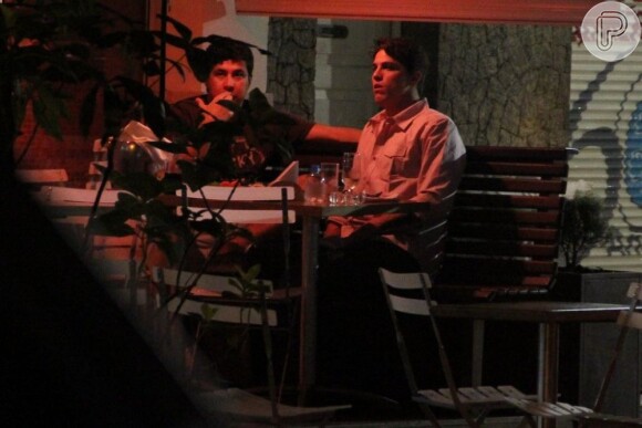 Rômulo Neto é flagrado em jantar com amigo na Zona Sul do Rio