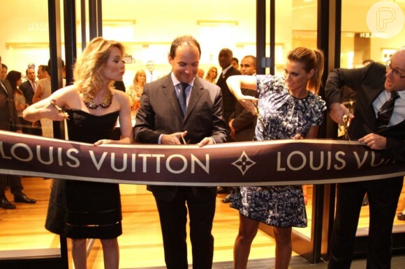 Carolina Dieckmann e Mariana Ximenes são as madrinhas da inauguração da loja Louis Vuitton na Barra, RJ, em 4 de dezembro de 2012