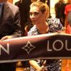 Carolina Dieckmann, a Jéssica de 'Salve Jorge', corta a fita da Louis Vuitton, em inauguração na Barra da Tijuca no Rio de Janeiro