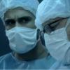 Jacques (Julio Rocha) percebe as mãos trêmulas de Lutero (Ary Fontoura) durante uam cirurgia, em 'Amor à Vida'