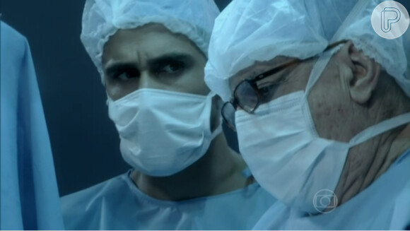 Jacques (Julio Rocha) percebe as mãos trêmulas de Lutero (Ary Fontoura) durante uam cirurgia, em 'Amor à Vida'