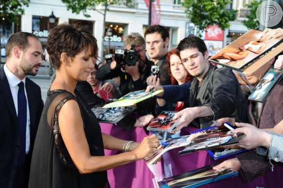 Halle Berry distribuiu autógrafos em Paris