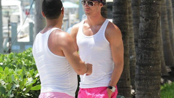 Cristiano Ronaldo e amigo caminham por Miami Beach com mesmo look
