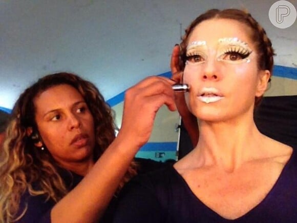 Leticia Spiller compartilhou com seus seguidores uma foto do momento da caracterização da drag queen Roxana, do filme 'O Casamento de Gorete'