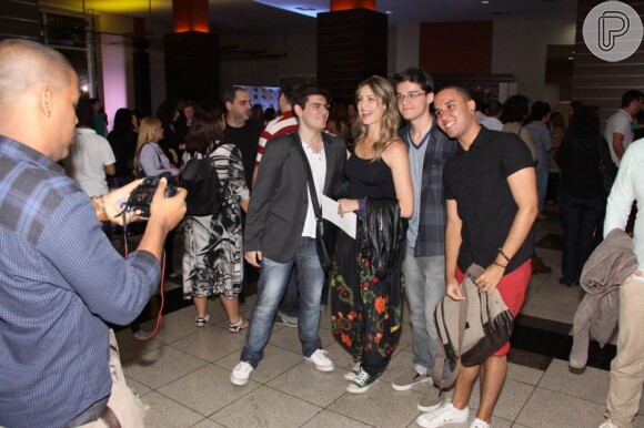 Luana Piovanio posa com fãs antes de assistir 'Minha Mãe é uma Peça - O Filme'