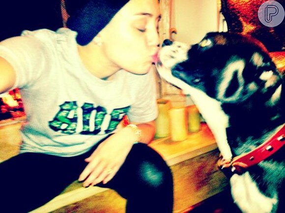 Miley Cyrus dá selinho na sua cachorrinha Mary Jane, em foto publicada no Twitter no dia 5 de dezembro