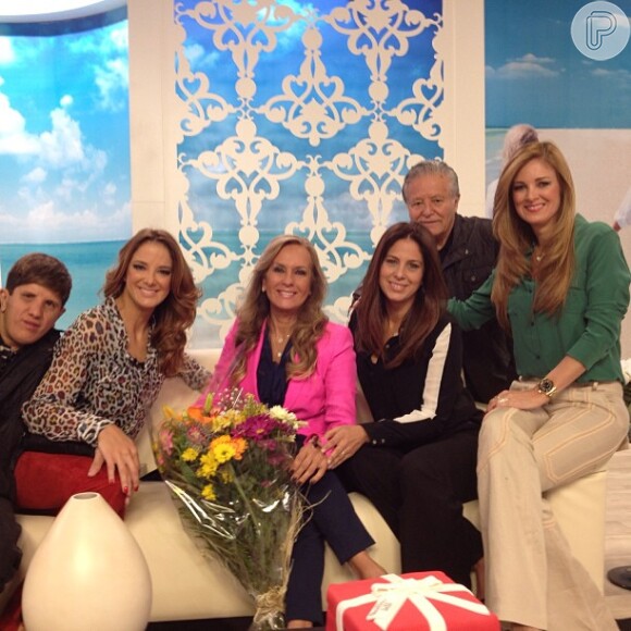 Ticiane Pinheiro posa com a família na gravação do programa 'De cara com a Maturidade', apresentado por Helô Pinheiro, em 19 de junho de 2013