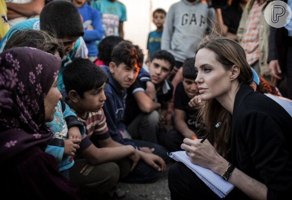 Angelina Jolie esteve na Jordânia nesta terça-feira em um campo de refugiados da Síria. Ela, que é embaixadora da ONU, conversou com as crianças do local
