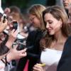 Angelina Jolie acompanhou Brad Pitt e simpática não deixou de atender aos fãs que estavam no tapete vermelho do longa